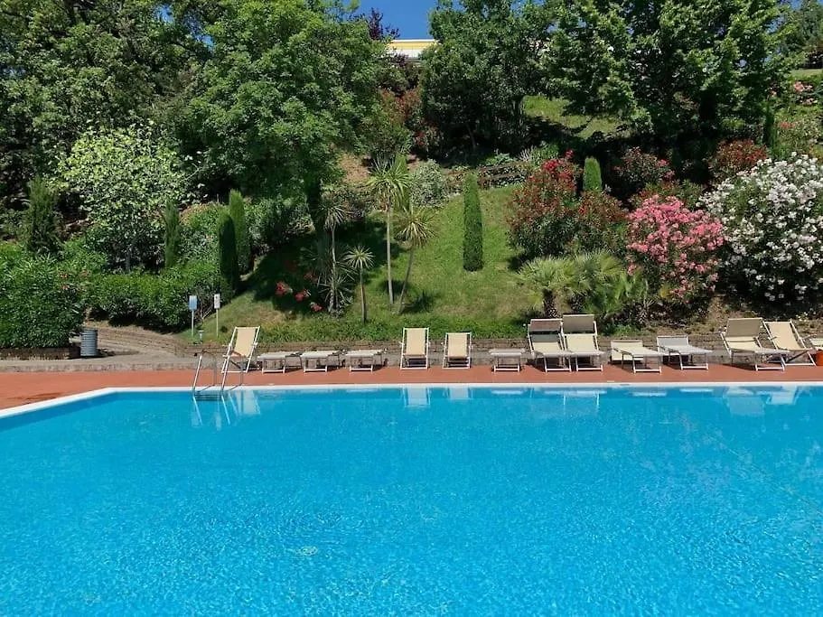 Luxury Lake View 2 Bed パデンゲ・スル・ガルダ 0*,  イタリア
