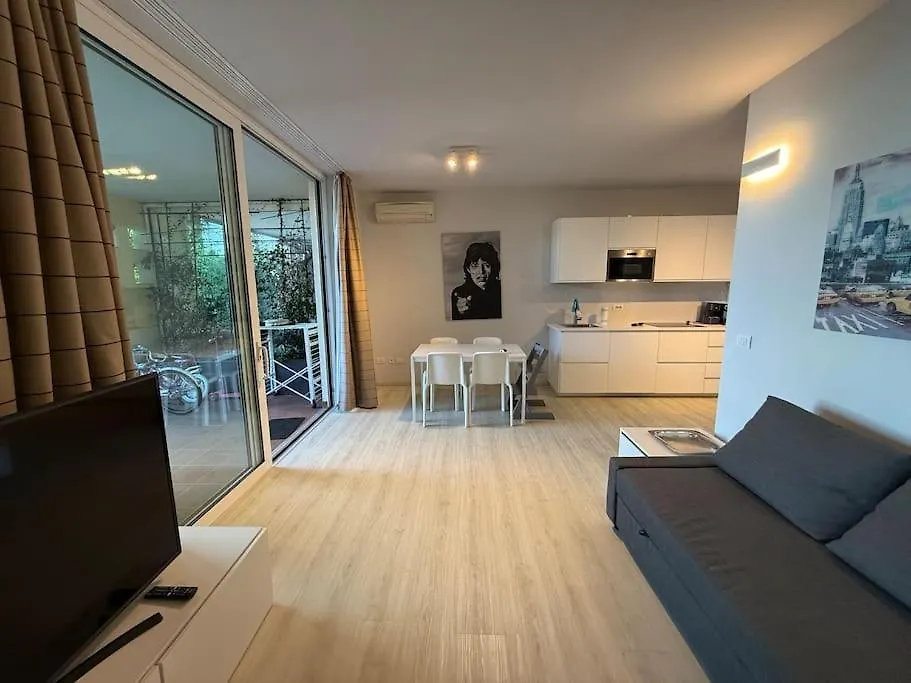 Luxury Lake View 2 Bed Padenghe sul Garda Italy