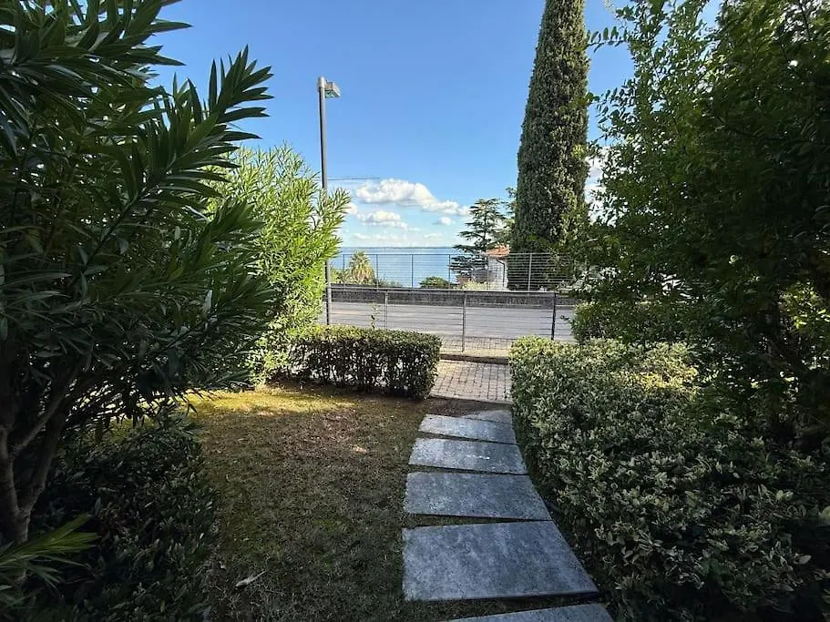 Luxury Lake View 2 Bed location